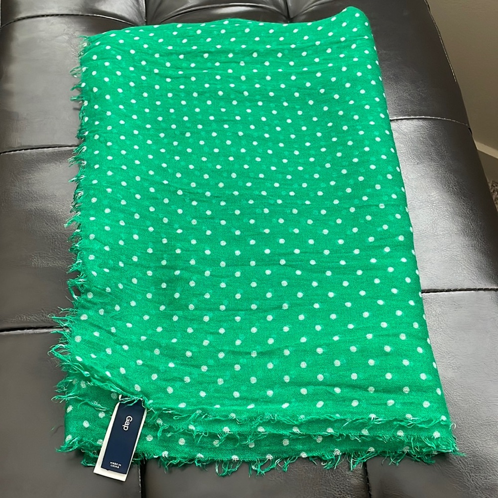 Beautiful delicate gap scarf!